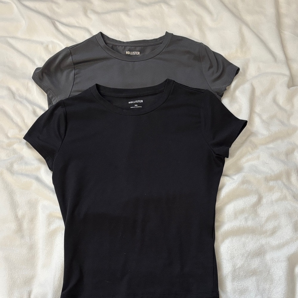 Hollister Women's Short Sleeve Tees in Black and Gray